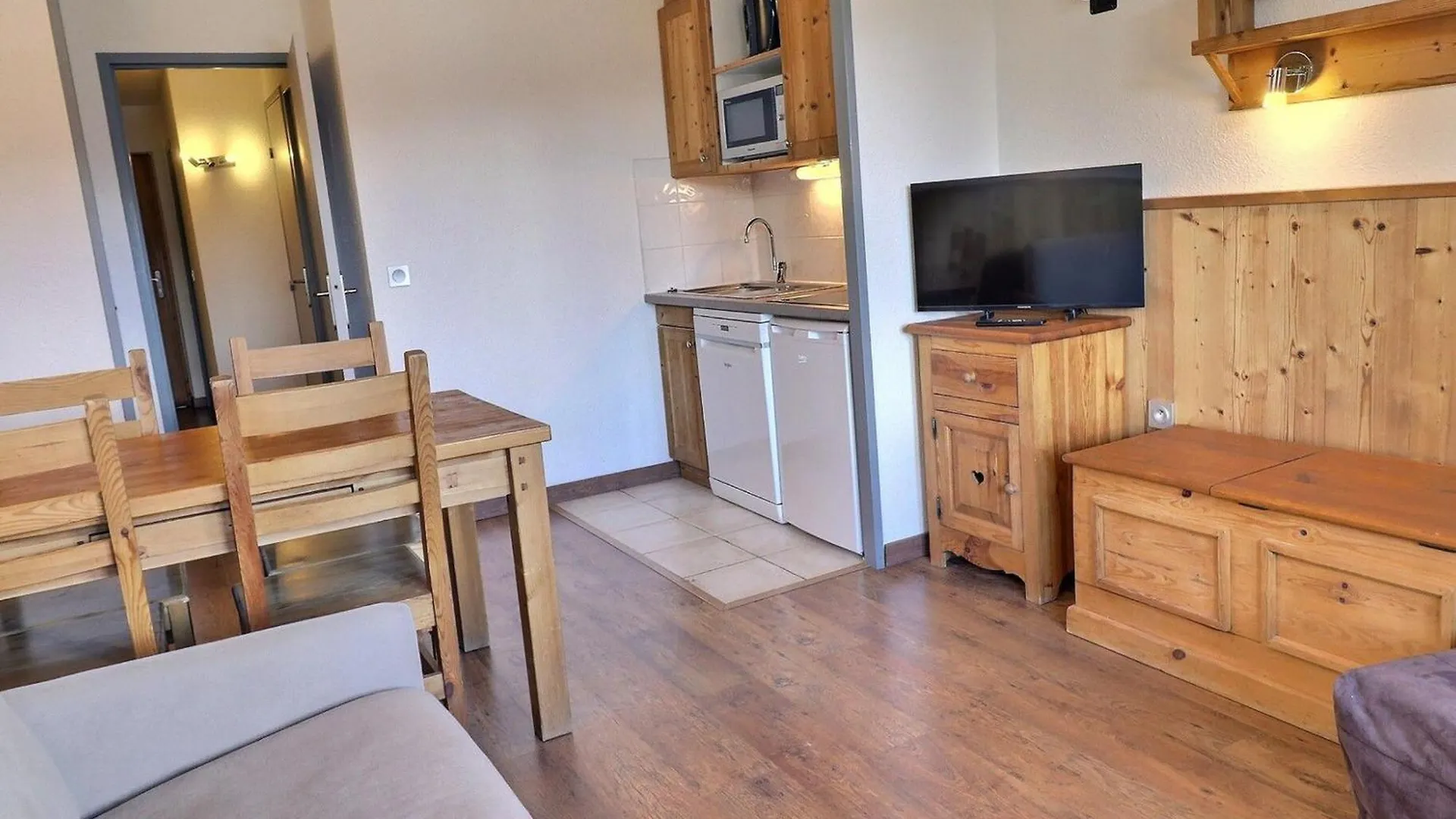 Location Ski La Tania : Apt 2 Pieces, 4 Pers, Balcon, Proche Commerces Et Navettes - Fr-1-182A-22 contacts
